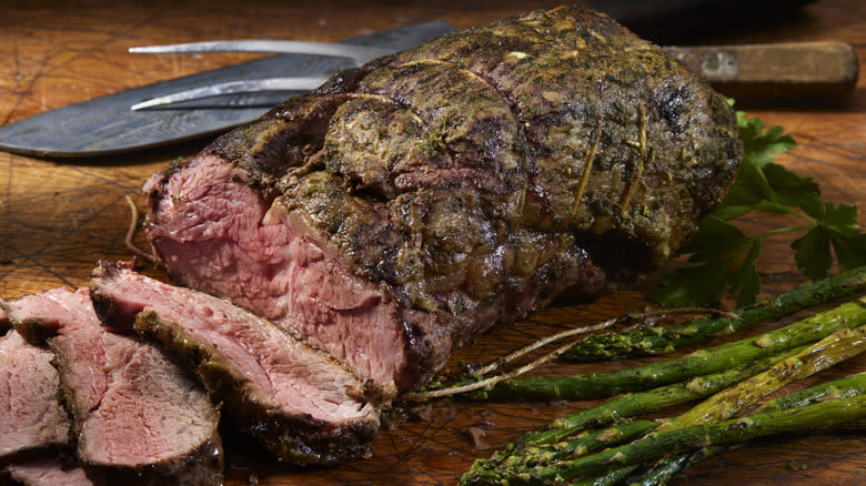 Roast beef with asparagus