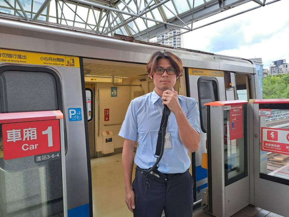 台北捷運行車專員連穎承，撿到民眾包包竟發現有150萬現金。北捷提供