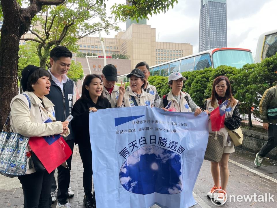 國民黨台北市議員徐巧芯包車出發桃機迎接前總統馬英九返台，   圖：周煊惠 / 攝