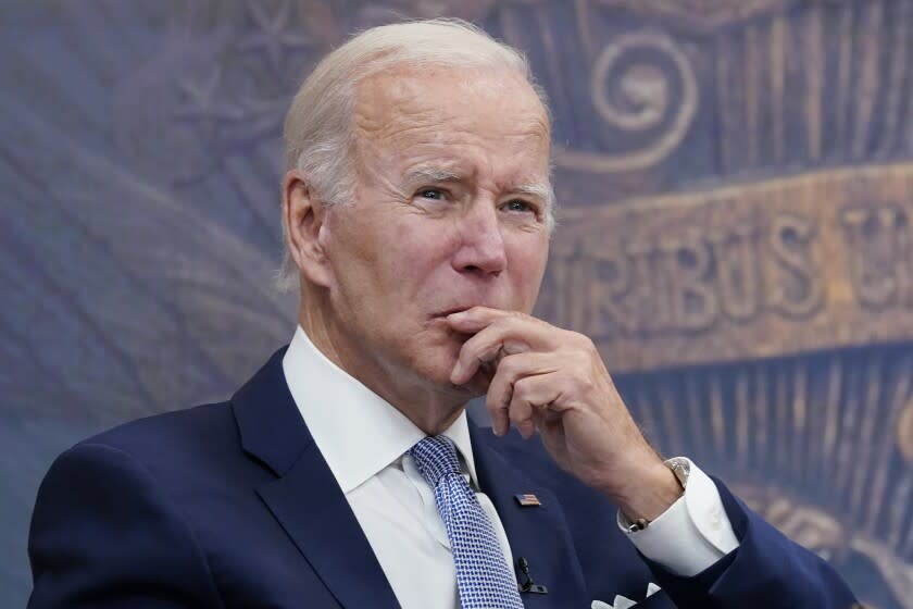 ARCHIVO - El presidente estadounidense Joe Biden escucha durante una reunión con ejecutivos empresariales sobre la economía en el complejo de la Casa Blanca el 28 de julio del 2022. (AP Foto/Susan Walsh)