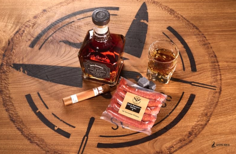 Ein würziges Whiskey-Aroma und bestes Frischfleisch aus der Umgebung machen die Original Jack Daniel’s Sticks Whiskey Räucherwurst zum echten Geschmackserlebnis. (Bild: Amazon)