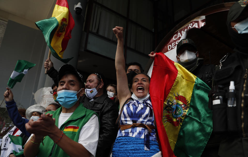 Opositores del expresidente Evo Morales gritan a simpatizantes del Movimiento al Socialismo (MAS) afuera de una corte en La Paz, Bolivia, el lunes 5 de octubre de 2020. (AP Foto/Juan Karita)