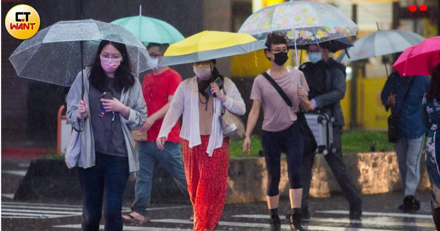 因對流水氣移入，全台各地都出現明顯降雨。（示意圖／黃威彬攝）