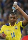 Ecuador's Oswaldo Minda pours water on his head during their 2014 World Cup Group E soccer match against France at the Maracana stadium in Rio de Janeiro June 25, 2014. REUTERS/Sergio Moraes (BRAZIL - Tags: SOCCER SPORT WORLD CUP)