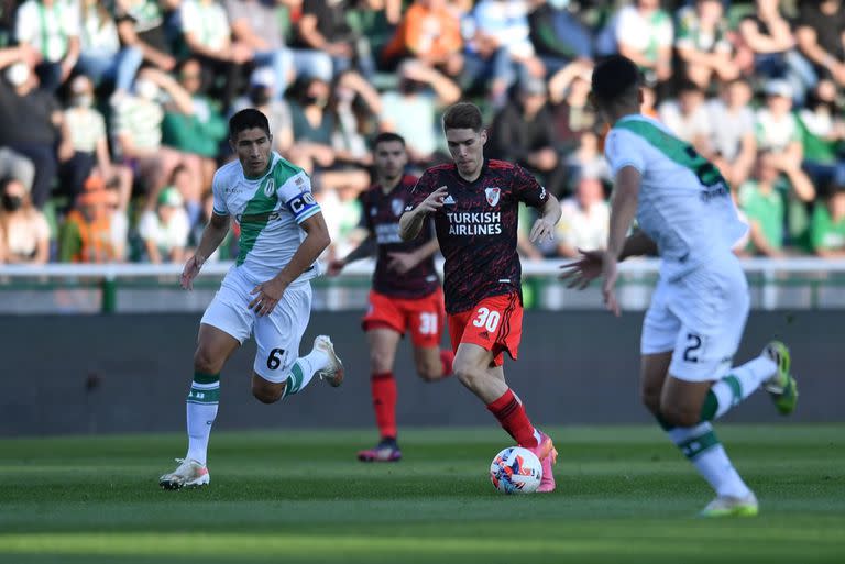 Con mayoría de suplentes, River encontró la fórmula para superar a Banfield y sigue como único líder del torneo.