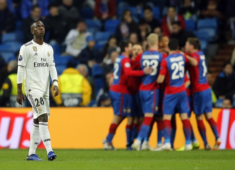 El delantero brasileño Vinicius Junior del Real Madrid levanta la mirada mientras los jugadores de CSKA Moscú festejan su tercer gol en la victoria 3-0 en el Grupo G de la Liga de Campeones, el miércoles 12 de diciembre de 2018. (AP Foto/Paul White)