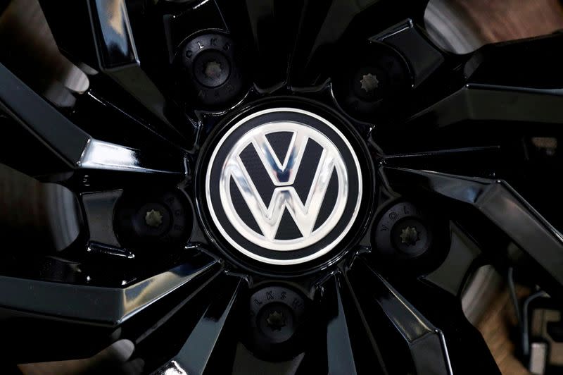 IMAGEN DE ARCHIVO. El logo de la fabricante alemán de vehículos Volkswagen es visto en una llanta en una sala de exposición de un concesionario en Bruselas, Bélgica