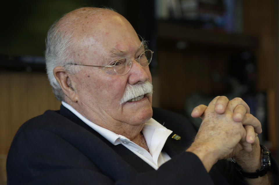 El exiliado cubano Gustavo Villoldo, de 78 años, habla durante una entrevista en las oficinas de su abogado en Miami. (Foto AP/Lynne Sladky)