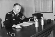 El jefe nazi Heinrich Himmler sentado frente a su escritorio, en 1939 en Berlín (SNEP/AFP/Archivos | )