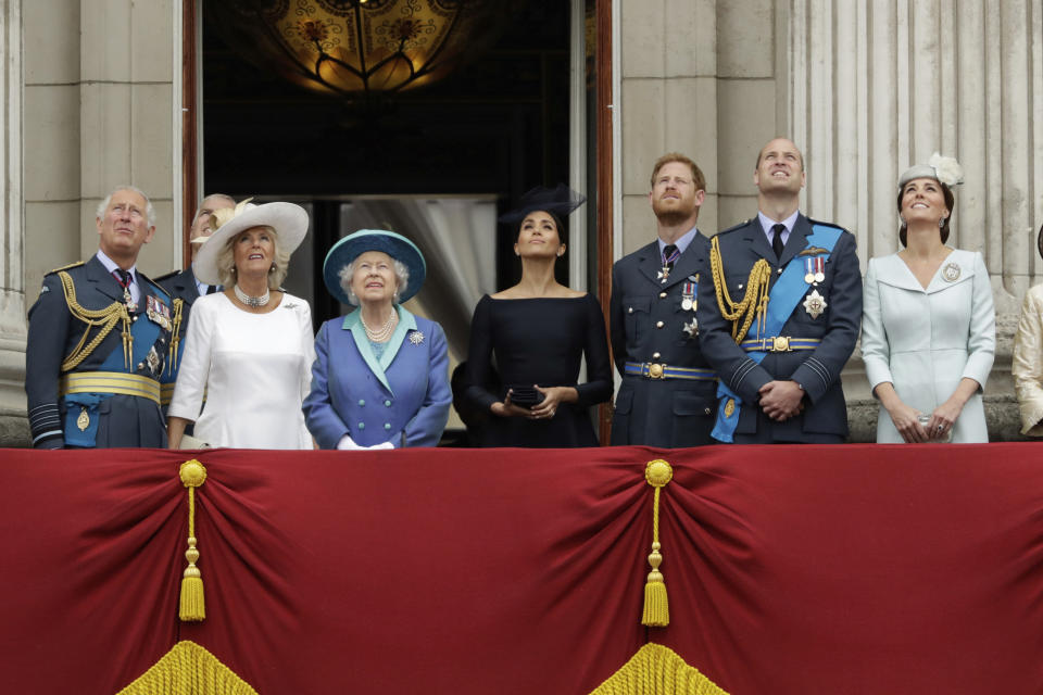 <p>De la familia real británica se han dicho, publicado y extendido todo tipo de rumores. Algunos de ellos de lo más absurdos y locos, como que son reptilianos. La reina Isabel II sería la líder de este grupo de lagartos humanoides creados por la ciencia ficción que pretenden dominar la Tierra. (Foto: Matt Dunham / AP). </p>