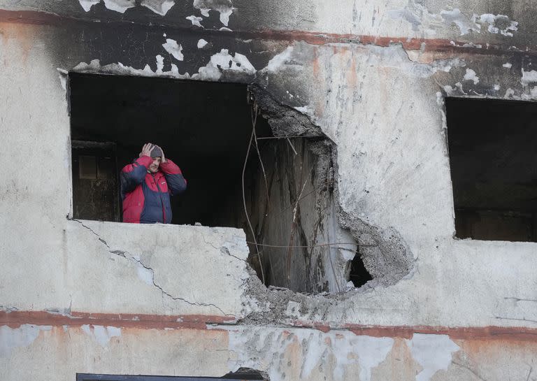 Un hombre se sostiene la cabeza mientras está en su apartamento en una casa de varios pisos que fue destruida tras un ataque ruso en Kharkiv, Ucrania, el jueves 24 de marzo de 2022. 