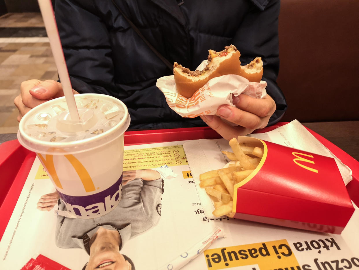 Schmeckt Cola bei McDonald's anders? (Bild: Getty Images)