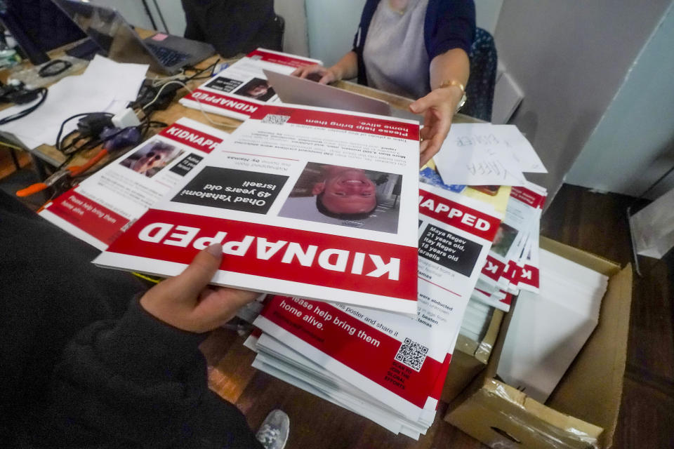 ARCHIVO - Carteles de personas tomadas como rehenes durante el ataque de Hamás son mostrados durante una sesión fotográfica pata un proyecto visual por su liberación, el miércoles 1 de noviembre de 2023, en Nueva York. (AP Foto/Bebeto Matthews, archivo)