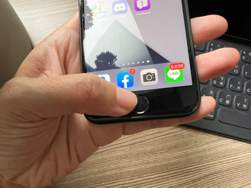 ▲iPhone SE3維持Touch ID解鎖，在防疫期間經常需要戴口罩的日常來說，相當方便。(圖／記者周淑萍攝)