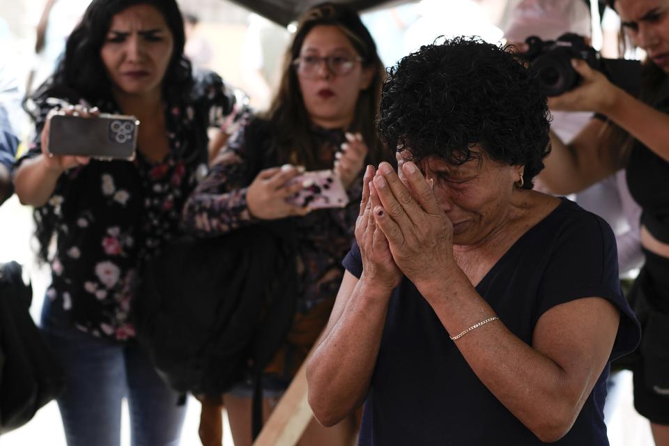 Cecilia González, la madre de Amarirany Roblero, desaparecida hace 12 años, llora durante una protesta frente a un apartamento alquilado por un presunto asesino en serie donde se encontraron pruebas relacionadas con su hija, en el barrio Iztacalco de la Ciudad de México, el viernes 26 de abril del 2024. (Foto AP/Marco Ugarte)