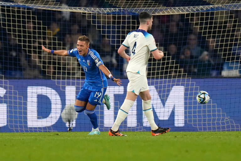 Retegui festejó el gol con sus compañeros y fue a buscar rápido la pelota para reanudar el juego