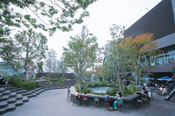 3. 空中花園開放供遊人自由使用，你可以到旁邊的Starbucks買杯咖啡慢慢歎，也可以單純來坐坐，享受原宿的綠意。