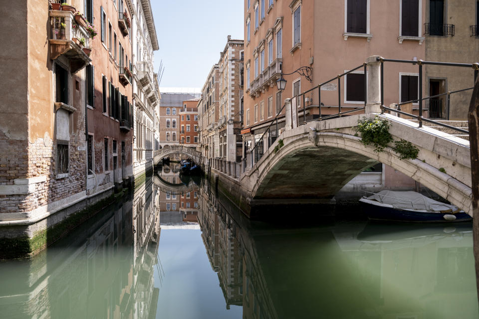 Góndolas aparcadas en uno de los canales de Venecia (Italia) el 19 de abril. (Foto: Pietro D'Aprano / Getty Images).