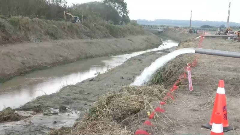 水利局在高屏溪沿岸開鑿8座地下水井，解救澄清湖的缺水危機。