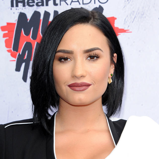 Natural Beauty Demi Lovato Shows Off