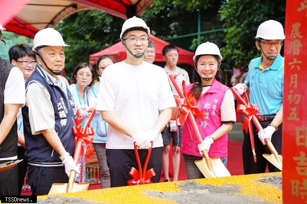 市長謝國樑（左二）市立安樂高中正德樓拆除改建工程開工動土，並期許完工後提供安中學子更加優質的學習場域。（記者林玉棋翻攝）