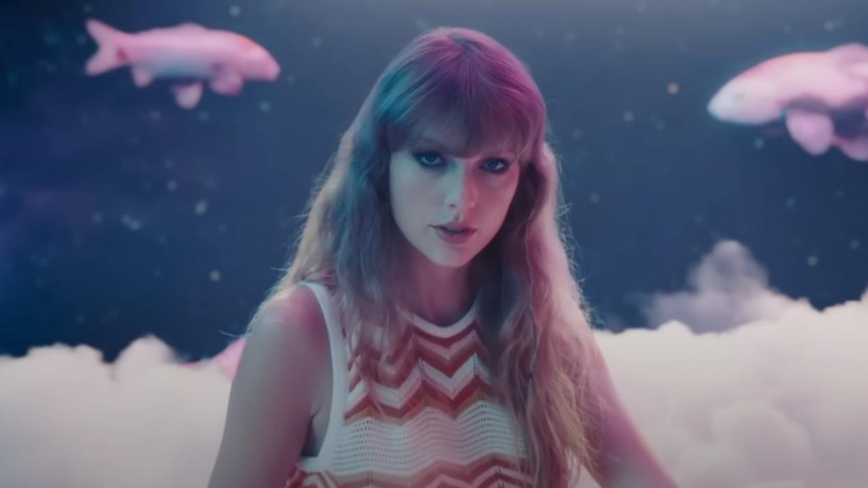  Taylor Swift in the Lavender Haze music video with koi fish in the background. 