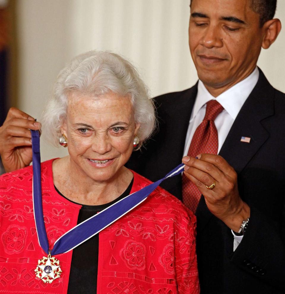 PHOTO: President Barack Obama presents the Medal of Freedom to retired Supreme Court Justice Sandra Day O'Connor during a ceremony in the East Room of the White House August 12, 2009, in Washington. (Chip Somodevilla/Getty Images, FILE)