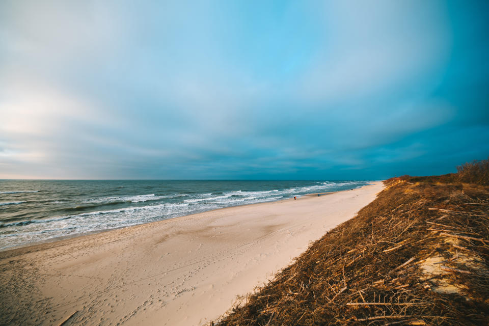 Sa voisine lituanienne n'est pas en reste. "Plus de 100 kilomètres de sable fin vous attendent dans ce lieu paradisiaque, presque coupé du reste du monde" à quatre heures de la capitale, Vilnius.