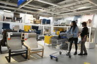 <p>Cada cierto tiempo Ikea cambia los espacios de sus tiendas para atraer así la atención de sus clientes y que estos se fijen en productos que antes habían pasado desapercibido para sus ojos y acaben comprando alguno de ellos. (Foto: Mikhail Svetlov / Getty Images).</p> 