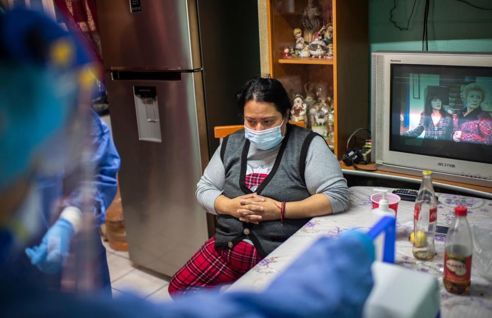 Una mujer espera ser examinada por trabajadores de la salud durante una visita  para llevar a cabo las pruebas COVID-19 en la Ciudad de México. Foto: Pedro Pardo / AFP vía Getty Images.