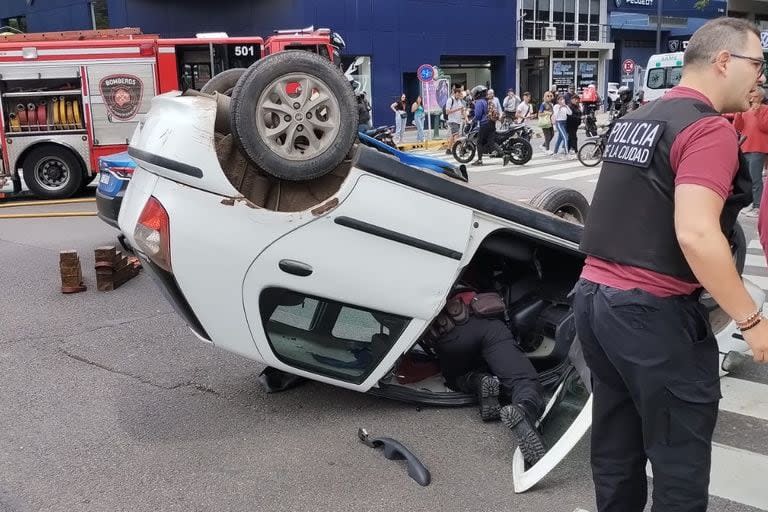 Choque y vuelco entre avenida Libertador y Monroe, en el barrio porteño de Belgrano