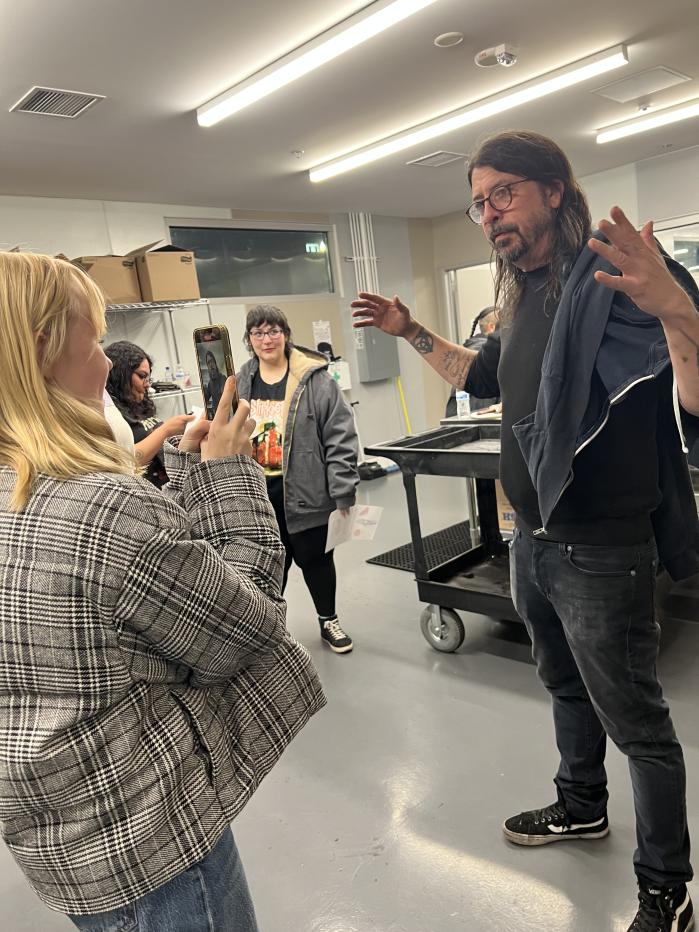 Foo Fighters rocker Dave Grohl prepares and serves barbecue at a Los Angeles shelter. (Photo: Hope the Mission)
