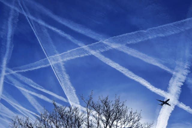 Weatherwatch: The downs and ups of plane contrails