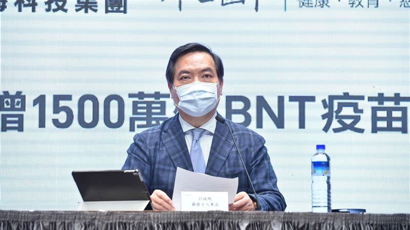 行政院發言人羅秉成21日主持「BNT原廠疫苗捐贈專案-慈濟基金會專案進度說明」記者會。（圖／行政院提供)