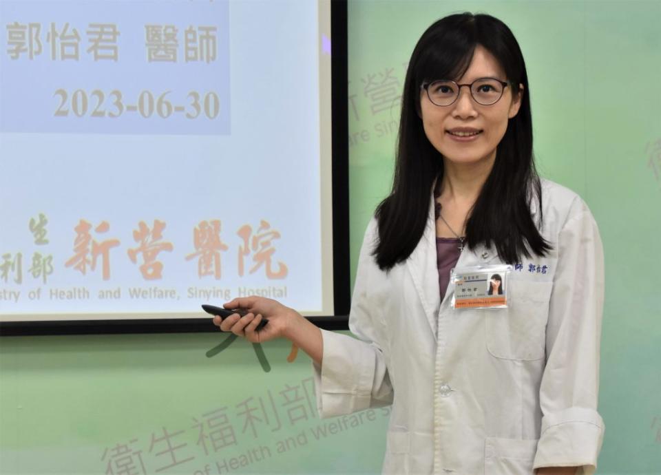 新營醫院眼科醫師郭怡君擁有豐富的超音波手術經驗，吸引粉絲患者從台南市東區開車四小時到新營找她求診。（記者翁聖權攝）
