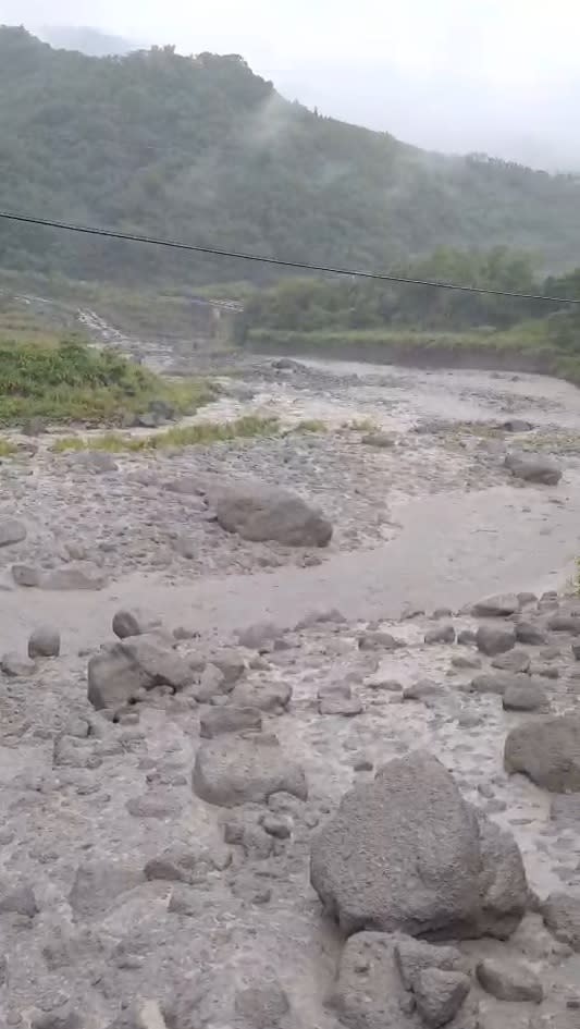 阿里山溪支流瓦杜杜納溪出現土石流。（圖／東森新聞）