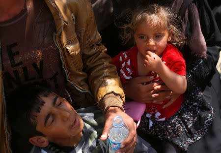 Displaced Iraqis children rest after fleeing as members of Iraqi Army clashed with Islamic State fighters, in north west of Mosul, Iraq, May 5, 2017. REUTERS/Danish Siddiqui