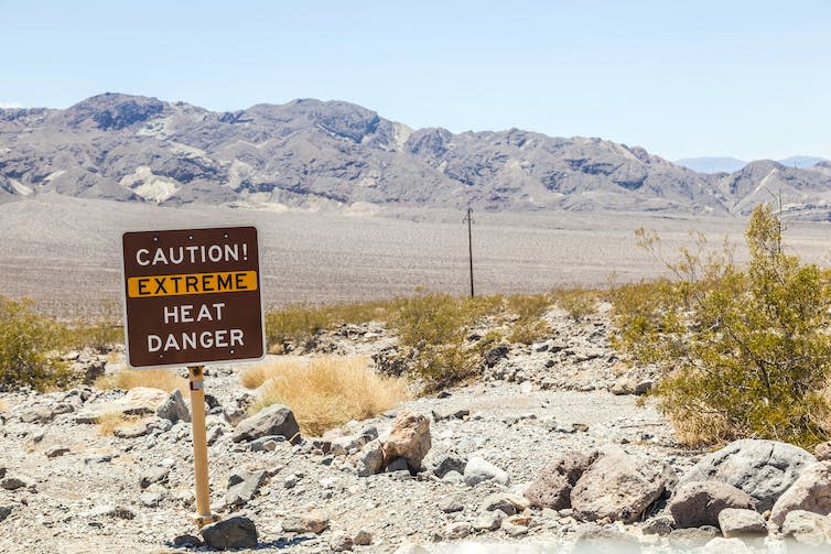 Προειδοποιητικό σημάδι θερμότητας, φόντο της ερήμου