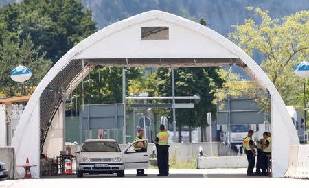 German police officers control cars at a permanent checkpoint at the motorway between Kiefersfelden and the Austrian city Kufstein, Germany June 21, 2018. Picture taken June 21, 2018. REUTERS/Michaela Rehle