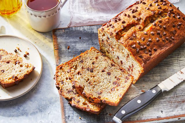 Banana bread wrapped in a tea towel – Stock photos from around the