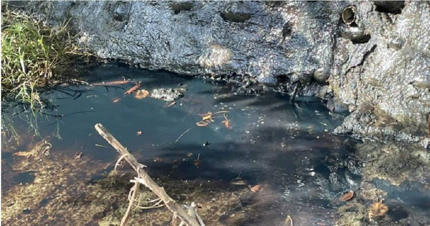 高雄楠梓區後勁溪傳出大面積油汙汙染，水面漂浮大量油漬，並飄出陣陣刺鼻臭味，高市府環保局獲報後，利用攔油索攔截油汙並以吸油棉吸除油汙，經環保調查後發現，汙染源頭疑似來自橋頭供油中心。（高市府環保局提供／洪浩軒高雄傳真）