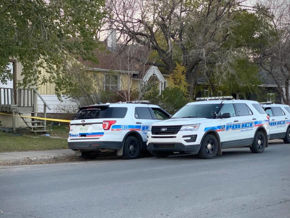 Regina police blocking off a home on the 1000 block of Angus Street where the body of a 29-year-old man was discovered on Monday. (Matthew Howard/CBC - image credit)