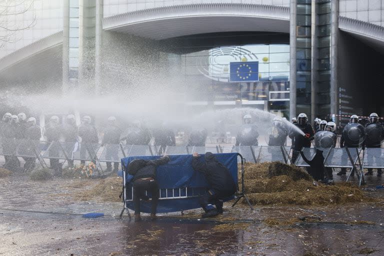 Manifestantes chocan con la policía en Bruselas