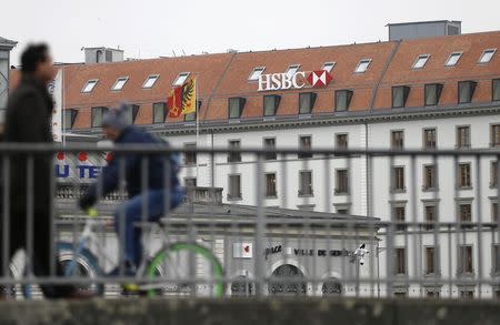 A HSBC logo is pictured at a Swiss branch of the bank in Geneva February 18, 2015. REUTERS/Denis Balibouse