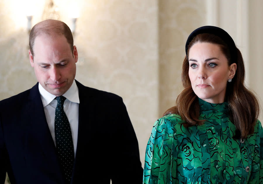 Deux mois après l’annonce du Megxit, le départ du prince Harry et Meghan Markle de la famille royale, le prince William et Kate Middleton font face à deux aux remarques récurrentes sur la situation familiale. Et pour cause, tout le Royaum-Uni a un avis sur cette retraite anticipée. Beaucoup reprochent au couple de fuir ses responsabilités, d’autres les encouragent à prendre leur envol.Mais hier, le prince William et Kate Middleton ont fait front, unis, et surtout, avec le sourire, lors d’un voyage en Irlande. Le couple a d’abord passé un moment avec le premier ministre Leo Varadkar et son compagnon Matt Barrett. Ils sont ensuite rencontré Michael D. Higgins, le président irlandais. Sabina Higgins, la femme de celui-ci leur a alors déclaré : « Il se passe beaucoup de choses excitants dans votre famille ! » Une remarque à laquelle le duc et la duchesse de Cambridge n’ont évidemment pas répondu, car comme le dit la devise officieuse de la monarchie, « Never explain, never complain », ne jamais se justifier, ne jamais se plaindre. Le couple s’est ensuite recueilli au Garden of Remembrance, à Dublin, avant de finir la soirée dans un pub pour une soirée donné par l’ambassadeur d’Angleterre, où Kate Middleton a dégusté une Guinness, sous le regard amusé des photographes présents.Ce voyage est très important pour la monarchie, puisque tous les regards sont braqués vers Will et Kate, et non pas vers Londres, où Meghan Markle doit atterrir ce matin, son grand retour en Angleterre depuis le Megxit. Une arrivée très attendue, alors que le couple devrait se retrouver le 9 mars prochain pour la messe du Commonwealth, à Westminster Abbey, en présence de la reine. Une réunion familiale qui risque d’être très observée.