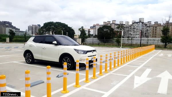 林口轉運站平面停車場六月起營運，持「1200都會通定期票」刷卡停車享汽車月票五折、機車免費。（圖：新北交通局提供）