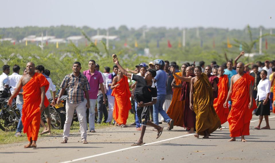 中國租期99年的斯里蘭卡南端港市漢班托塔開發計畫，今年一月舉行動土儀式，民族主義人士、土地遭徵收的農民與僧侶團體在場抗議(AP Photo/Eranga Jayawardena)