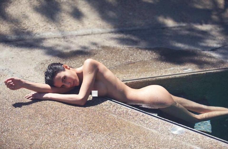 En tenue d’Eve, le corps à demi immergé dans une piscine, Elisa Meliani, sexy en diable, a fait grimper le thermomètre sur Instagram avec ce cliché incendiaire.