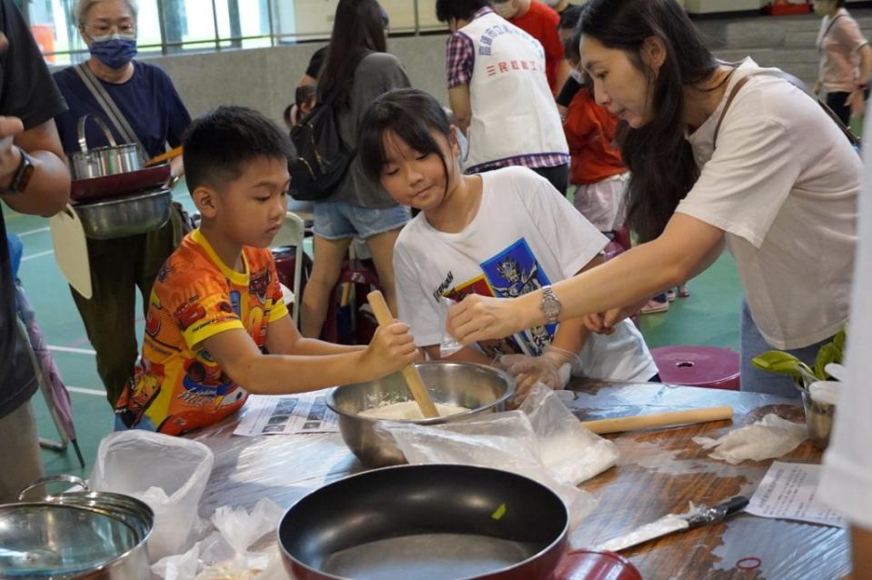 社會教育館舉辦「美味料理─貓耳朵麵＆冰涼檸檬山粉圓」活動，讓親子共廚，歡度假期幸福時光。　（記者王正平攝）