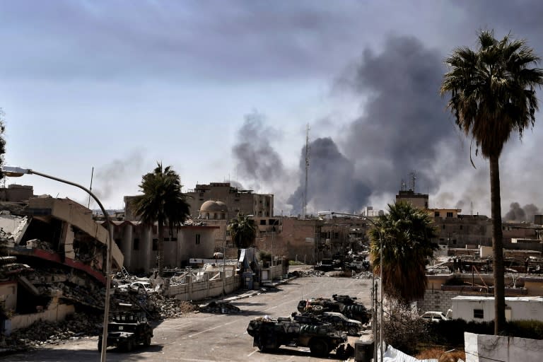 Smoke billows from fires in west Mosul, northern Iraq on March 7, 2017 as Iraqi troops battle against Islamic State (IS) group fighters to further advance inside the city